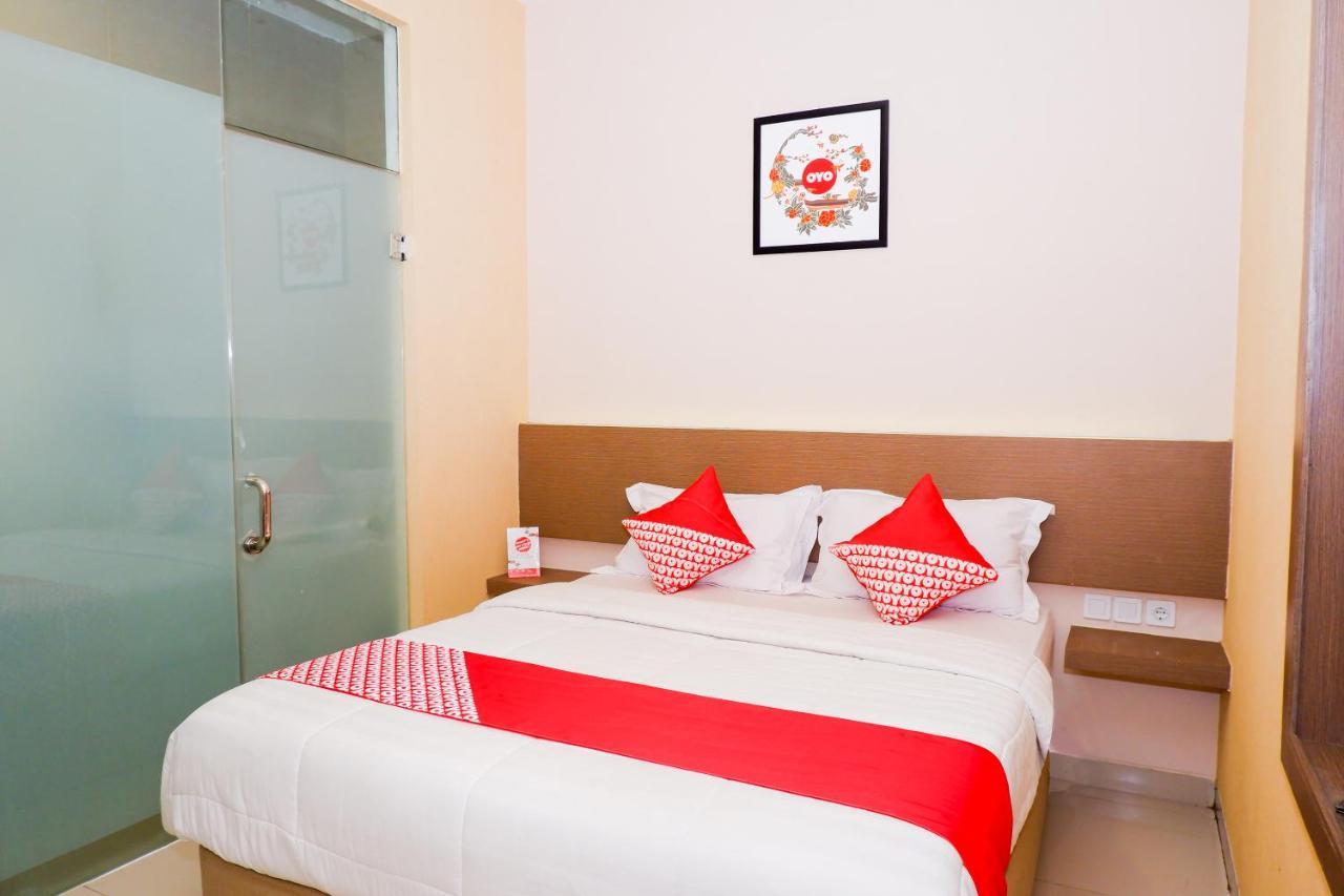 Oyo 379 Grand Mundu Hotel Semarang Exterior foto