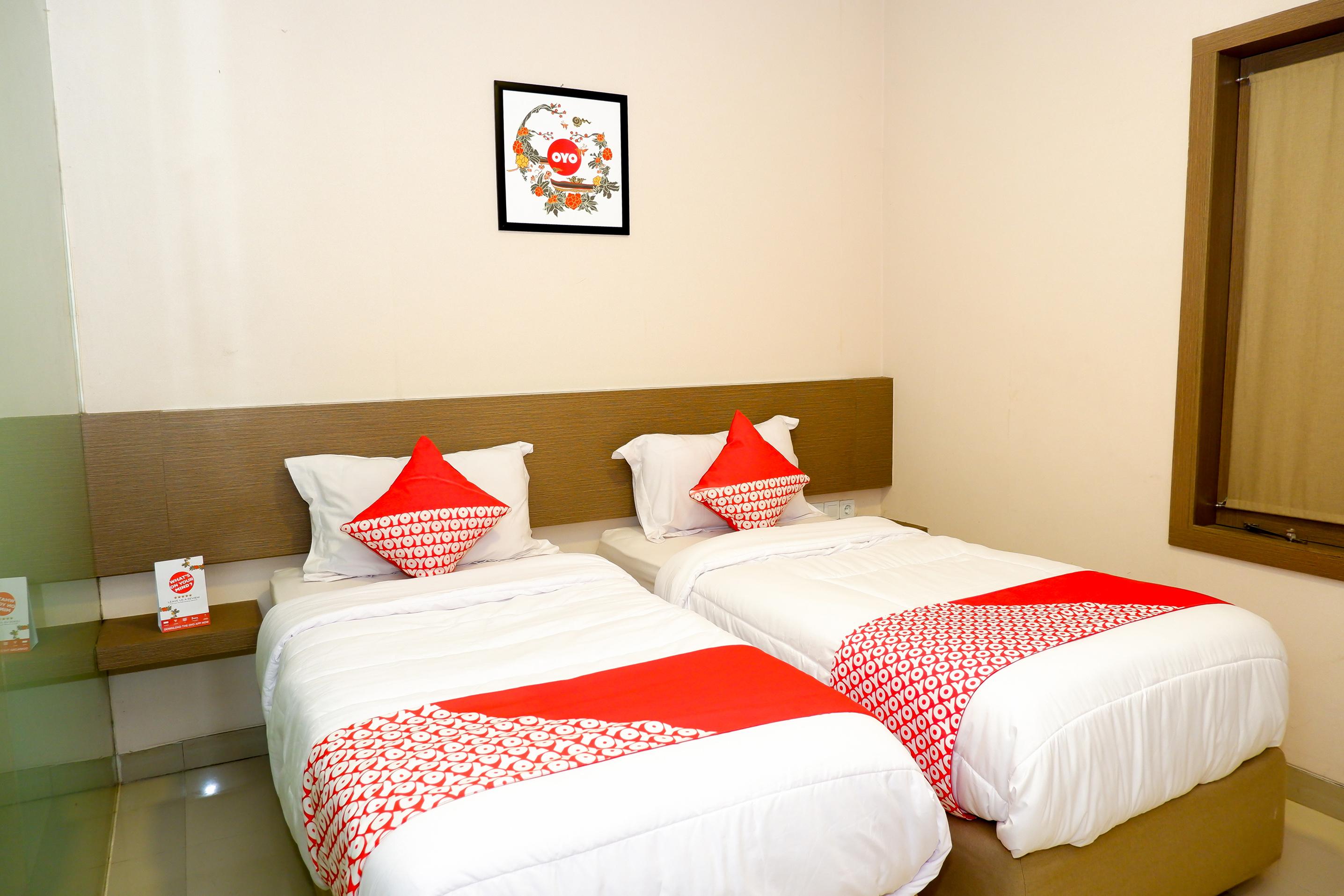 Oyo 379 Grand Mundu Hotel Semarang Exterior foto