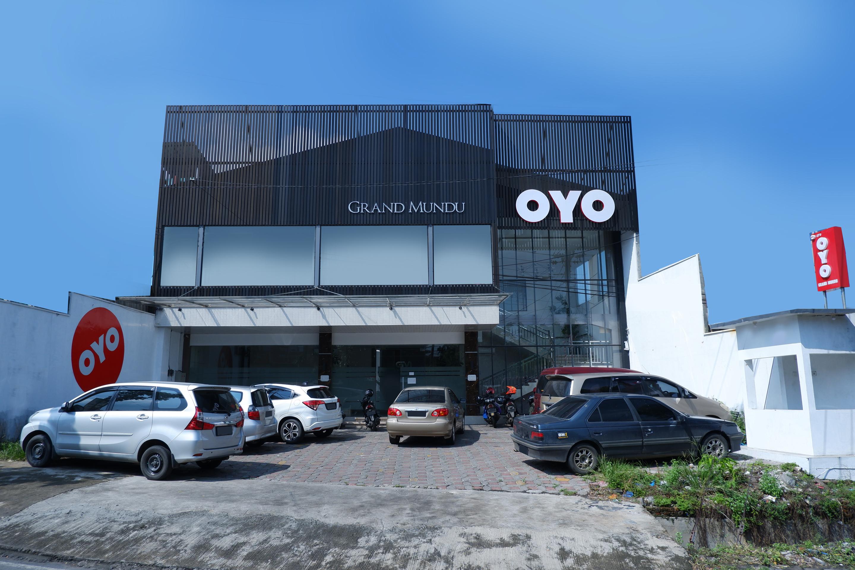 Oyo 379 Grand Mundu Hotel Semarang Exterior foto