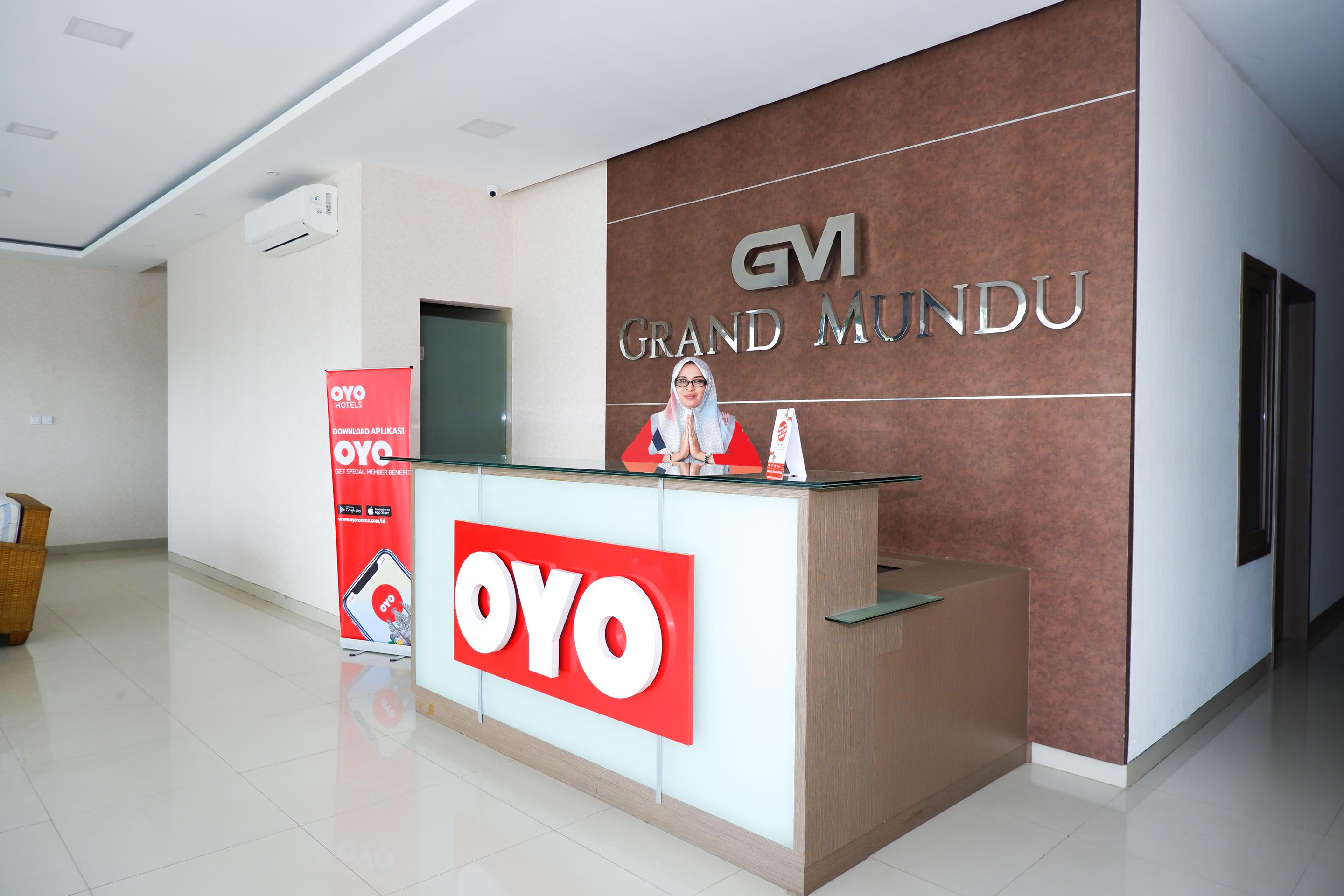 Oyo 379 Grand Mundu Hotel Semarang Exterior foto
