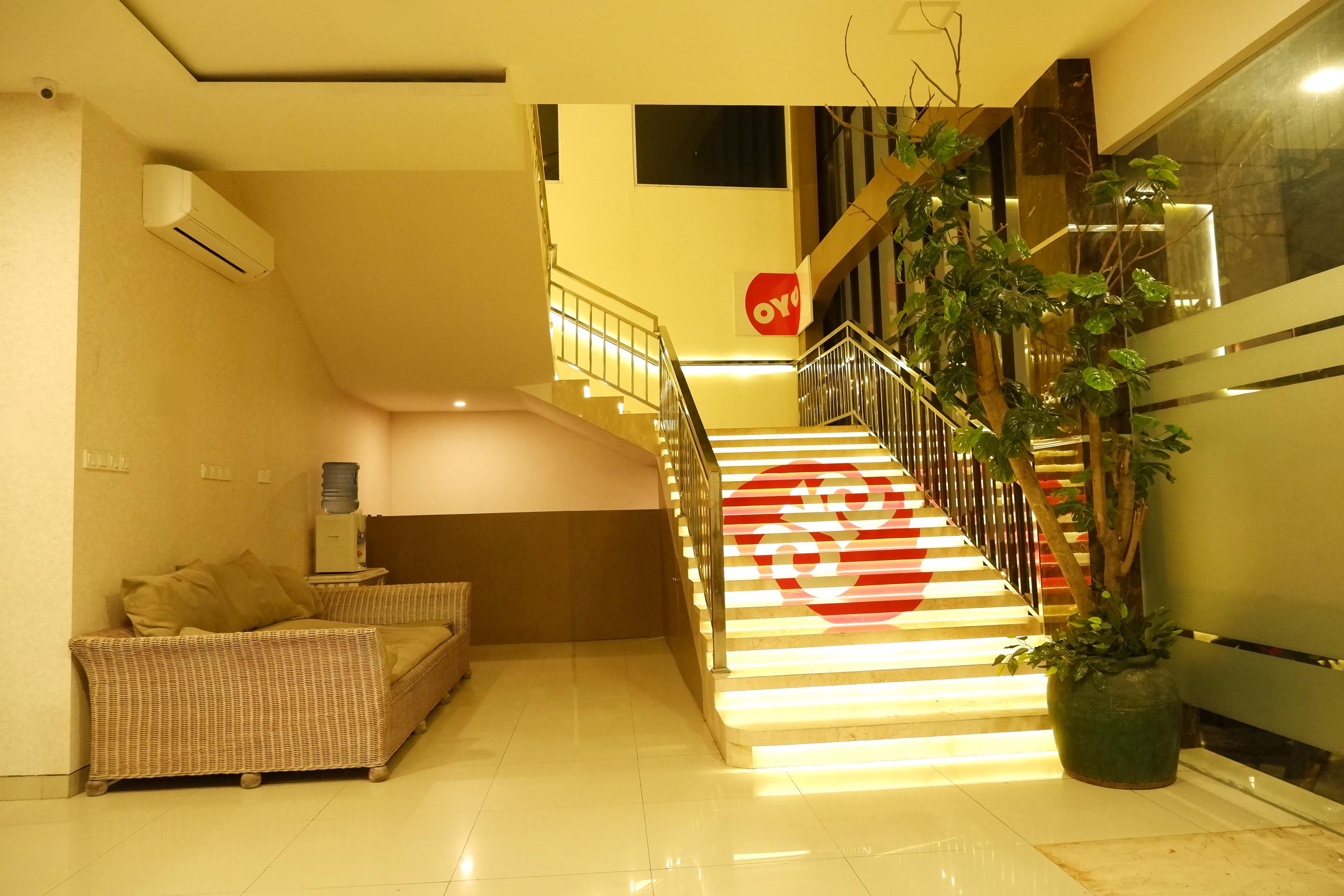 Oyo 379 Grand Mundu Hotel Semarang Exterior foto